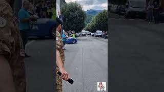 luomo sdraiato sulla strada è stato ferito dalla polizia italiana italy foryoupage god [upl. by Doownil982]