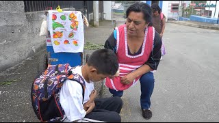 Niña lucha día a día vendiendo frutas en las calles para que su papa no la maltrate triste final [upl. by Perrie188]