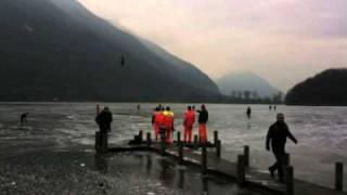 Pattinatore caduto nel lago ghiacciato a Carlazzo [upl. by Damiano]