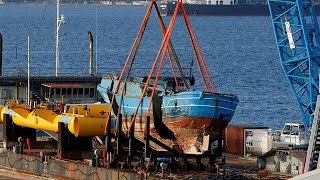 Un chalutier chargé de cadavres de migrants placé sous hangar en Sicile [upl. by Deibel347]