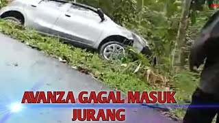 AVANZA NYANGKUT DI 2 POHON SELAMAT TIDAK MASUK JURANG [upl. by Berthe]