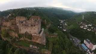 Flug über der Burg Rheinfels und dem Romantikhotel Schloss Rheinfels [upl. by Galan298]