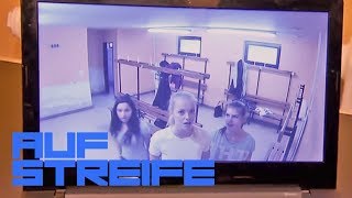 Versteckte Kamera in der Mädchenumkleide Wer ist der eklige Spanner  Auf Streife  SAT1 TV [upl. by Newell798]