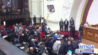 Oficialistas sabotean el discurso de Delsa Solórzano durante presentación de la Ley de Amnistía [upl. by Mayhs]