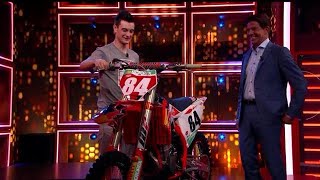 Jeffrey Herlings laat zijn motor zien én horen aan het publiek  RTL LATE NIGHT MET TWAN HUYS [upl. by Adnertal]