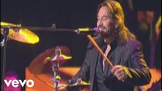 Marco Antonio Solís  M�s Que Tu Amigo Live [upl. by Dougald679]