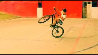 Acrobacias en bicicleta Niño de 8 años [upl. by Ephram387]