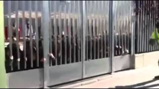 El mejor barrendero del mundo a la puerta de un colegio [upl. by Tor]