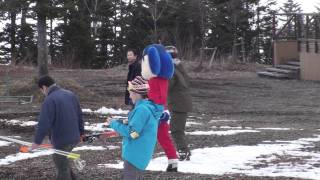 20111201 「スキーブーツ歩きにくい」を大げさにやるドアラ [upl. by Star]