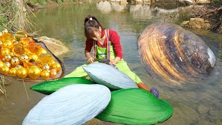 Discovering Miracle Girls Wilderness Adventure Giant Clams Hidden with Pearl Treasures [upl. by Leopoldine]