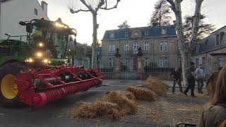 La colère des agriculteurs aux portes de la souspréfecture de Millau [upl. by Ayimat]