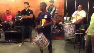 Duas equipes de percussionistas da Escola de samba Mangueira disputam e se divertem [upl. by Meakem]