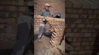 ¡Increíble Mira cómo este albañil construye un muro resistente [upl. by Brunk]