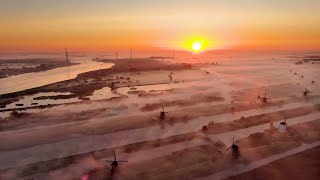 Zonsopkomst bij molens Kinderdijk en De Schans in de nevel  drone 4K [upl. by Nilrev124]