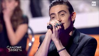 Michele Bravi dedica quotIl tempo se ne vaquot a Simona Ventura  Canzone Segreta 16042021 [upl. by Iggep]