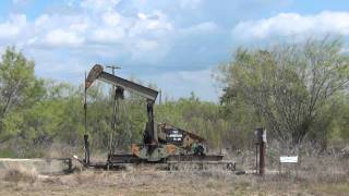 DARST OIL FIELDSMALL LUFKIN PUMPJACK [upl. by Adina947]