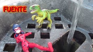 Dinosaurio de juguete cae en una fuente y Ladybug le salva  Vídeos de dinosaurios para niños [upl. by Chicky152]