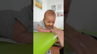 Tummy time e sviluppo motorio Neonato di 2 mesi [upl. by Elodie]