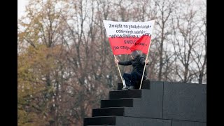 Wszedł na pomnik smoleński  Policja potwierdza  Zagrożenie minęło [upl. by Aihset536]