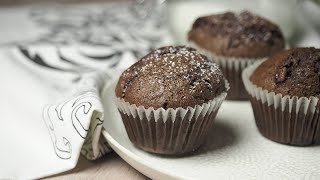 Čokoládové muffiny hrnčekový recept na nadýchaný a šťavnatý koláčik muffin [upl. by Rialc]