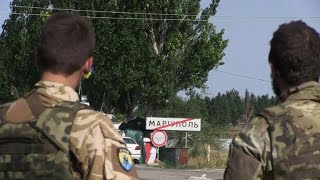 Ukraine le bataillon Azov tient un checkpoint près de Marioupol [upl. by Gwyneth]