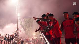 BANDERAZO MONUMENTAL  Los hinchas y el plantel de River TODOS UNIDOS en la previa de la semifinal [upl. by Itoyj929]