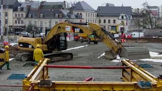 Pelleteuse Cat 323D travaux place du jet deau Cathédrale Jacobins Le Mans pelleteuse Caterpillar [upl. by Kreg]