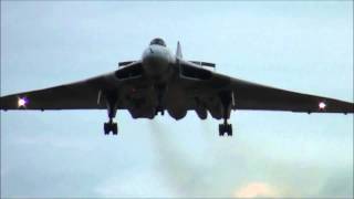 Vulcan LOW LANDING RAF Waddington 050714 [upl. by Guild]