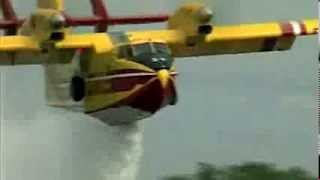 Un canadair aspire un nageur [upl. by Hewie]