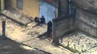 Traficantes armados são flagrados no conjunto de favelas do Alemão [upl. by Aihsilef]