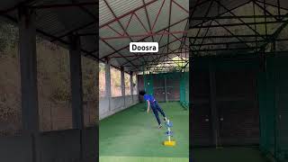 How to bowl a Doosra  Cricket Short  Muralithran Saqlain Mushtaq murali doosra saqlainmushtaq [upl. by Roda]