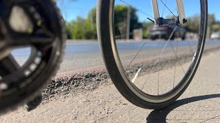 Desnível entre pista e acostamento no Lago Sul ameaça ciclistas [upl. by Fanchan898]