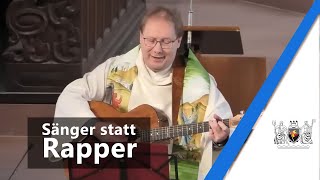 Sänger statt Rapper Pfarrer Thomas Eschenbacher diesmal mit Gitarre im Gottesdienst [upl. by Nakah]