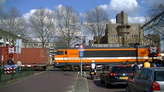 Spoorwegovergang NaardenBussum  Dutch railroad crossing [upl. by Epifano]