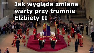 Jak wygląda zmiana warty przy trumnie królowej Elżbiety II [upl. by Sollows651]