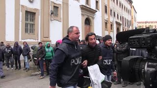 Palermo tensione tra polizia e parenti degli arrestati per la truffa alle assicurazioni [upl. by Gonnella461]