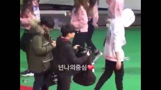 ISAC 2017 170116 JUNGKOOK HELP PICKING UP THE TRASH ISAC2017 [upl. by Chainey]