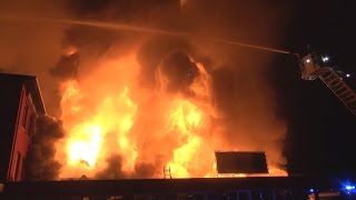 EXPLOSION BEI LAGERHALLENBRAND  Mehrere Feuerwehrleute schwer verletzt  Großbrand in Hilden [upl. by Brooke]