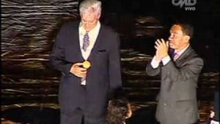 Mario Vargas Llosa en la Noche Crema 2011  Universitario de Deportes [upl. by Arreip]