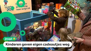 Kinderen geven eigen cadeautjes weg [upl. by Farrish]