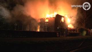 Boerderij in brand in Didam politie maakt bewoners wakker met sirene [upl. by Ahsein]