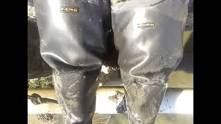 ATOM（EARTH ATOM）waders（crotch boots）アトム（アースアトム）らくらく裏布付水中長♯496Ｌ（クロッチラバーブーツ）sitting on a bridge 橋に腰かけて [upl. by Natiha]