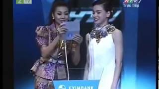 Hà Hồ  Thanh Hằng trao giải Nữ ca sỹ được yêu thích nhất HTV Awards 2013 [upl. by Vrablik]