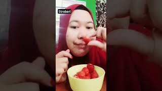 Makan Stroberi Lokal 🤤 [upl. by Ahseenak]