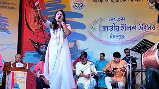 Kori Mona Kam Chare Na  Bangla Folk  Lalon geeti  Live  Singer Mari  On Stage [upl. by Elamaj]