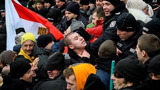 Aufgeheizte Proteste gegen CovidMaßnahmen  Demonstranten stürmen Richtung Parlament in Sofia [upl. by Nahseez]