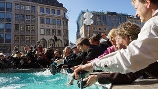 Aschermittwoch 2012 Geldbeutel waschen im Fischbrunnen München [upl. by Drofnas]