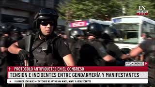 Protocolo antipiquetes en el Congreso tensión e incidentes entre Gendarmería y manifestantes [upl. by Irtemed]