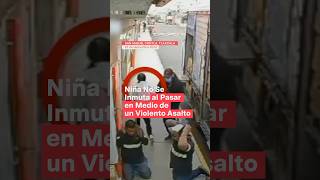 Niña no se inmuta al pasar en medio de un violento asalto a repartidores de cerveza  N shorts [upl. by Netsew]