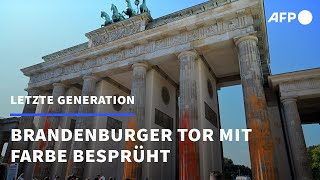 Letzte Generation besprüht Brandenburger Tor mit Farbe  AFP [upl. by Ydnarb]